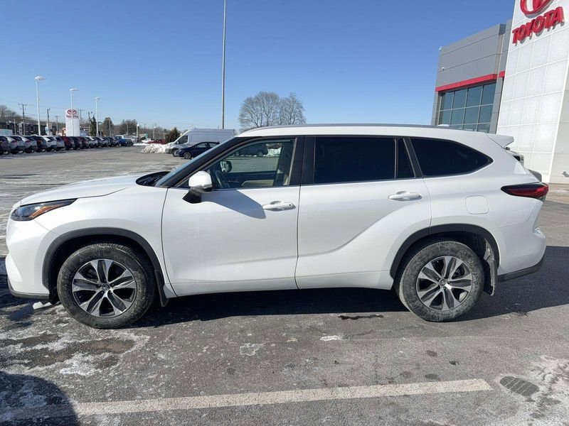 Used 2023 Toyota Highlander XLE image 8