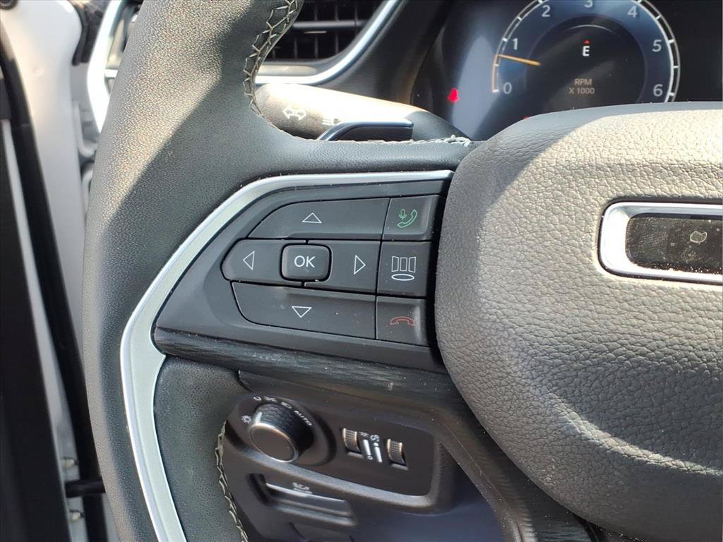 Certified 2025 Jeep Grand Cherokee Altitude AWD/4WD image 12