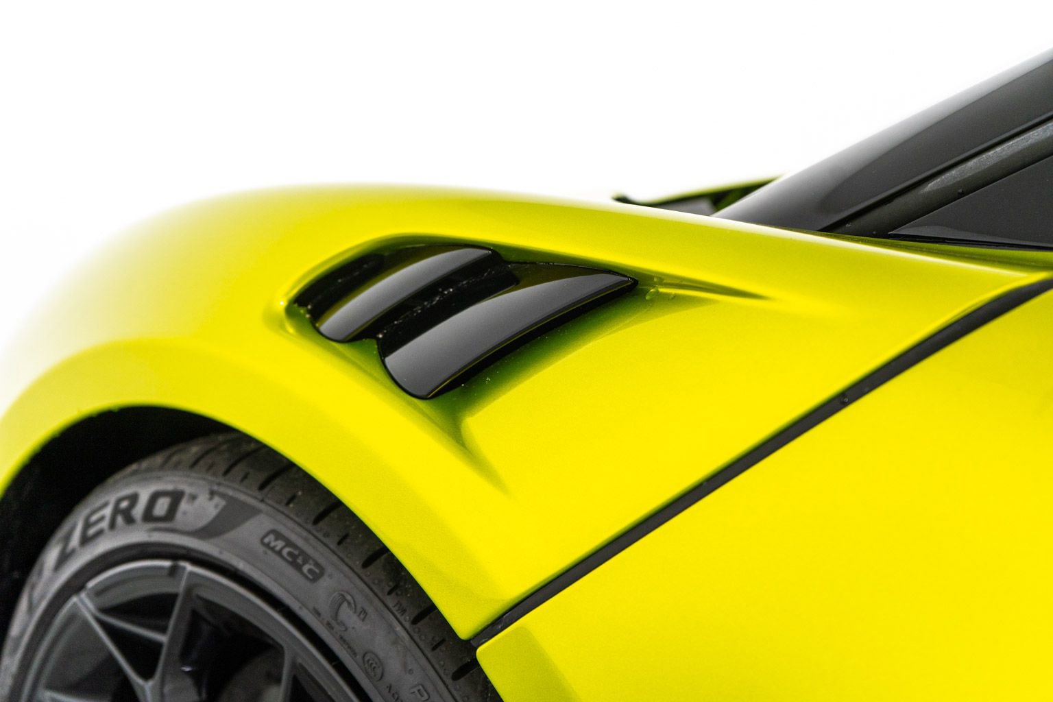 Used 2025 McLaren Artura Spider image 12