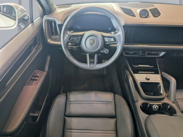 Used 2025 Porsche Cayenne Turbo AWD/4WD image 17