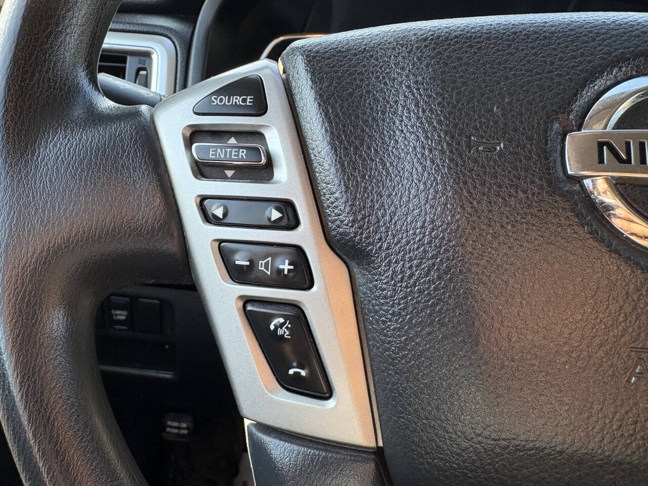 Used 2018 Nissan Titan SV AWD/4WD image 31