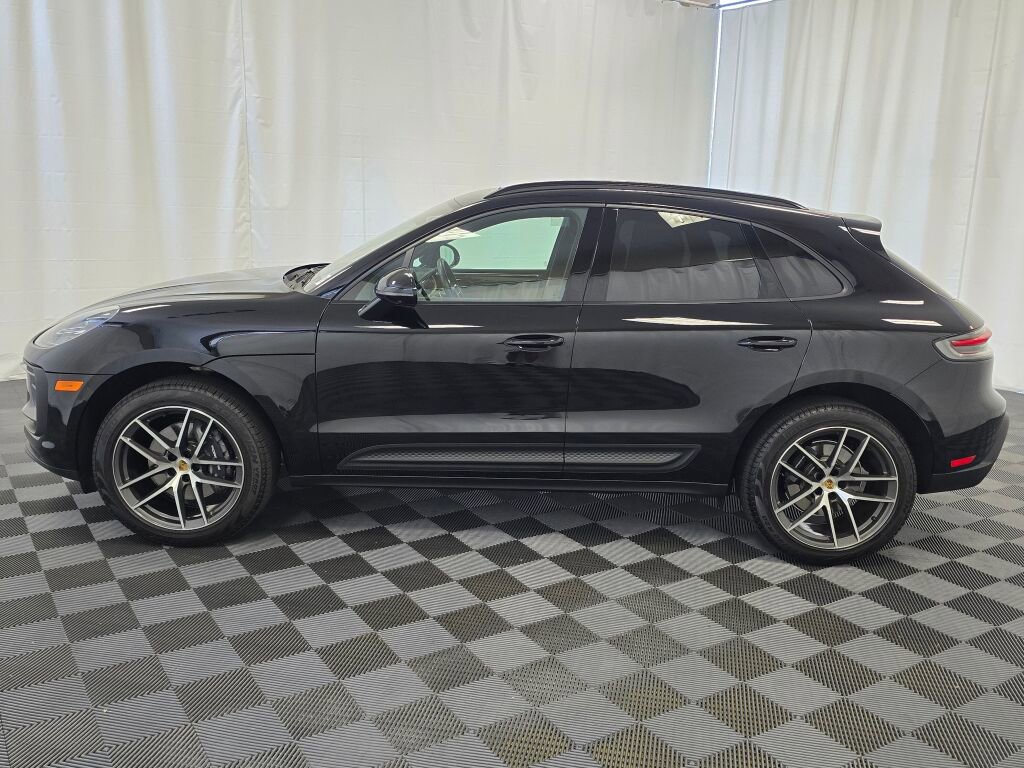 Certified 2025 Porsche Macan image 2