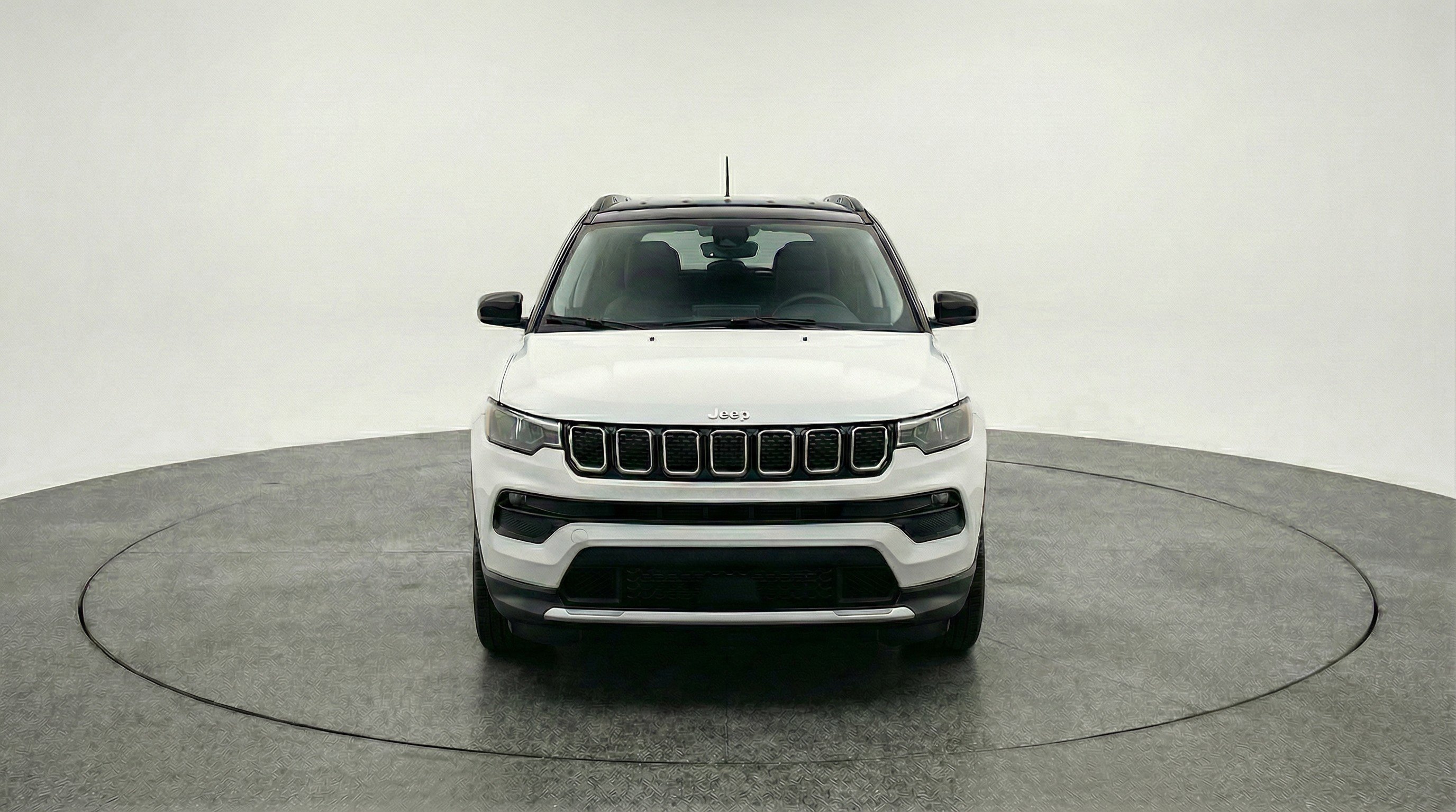 Used 2025 Jeep Compass Limited AWD/4WD image 2
