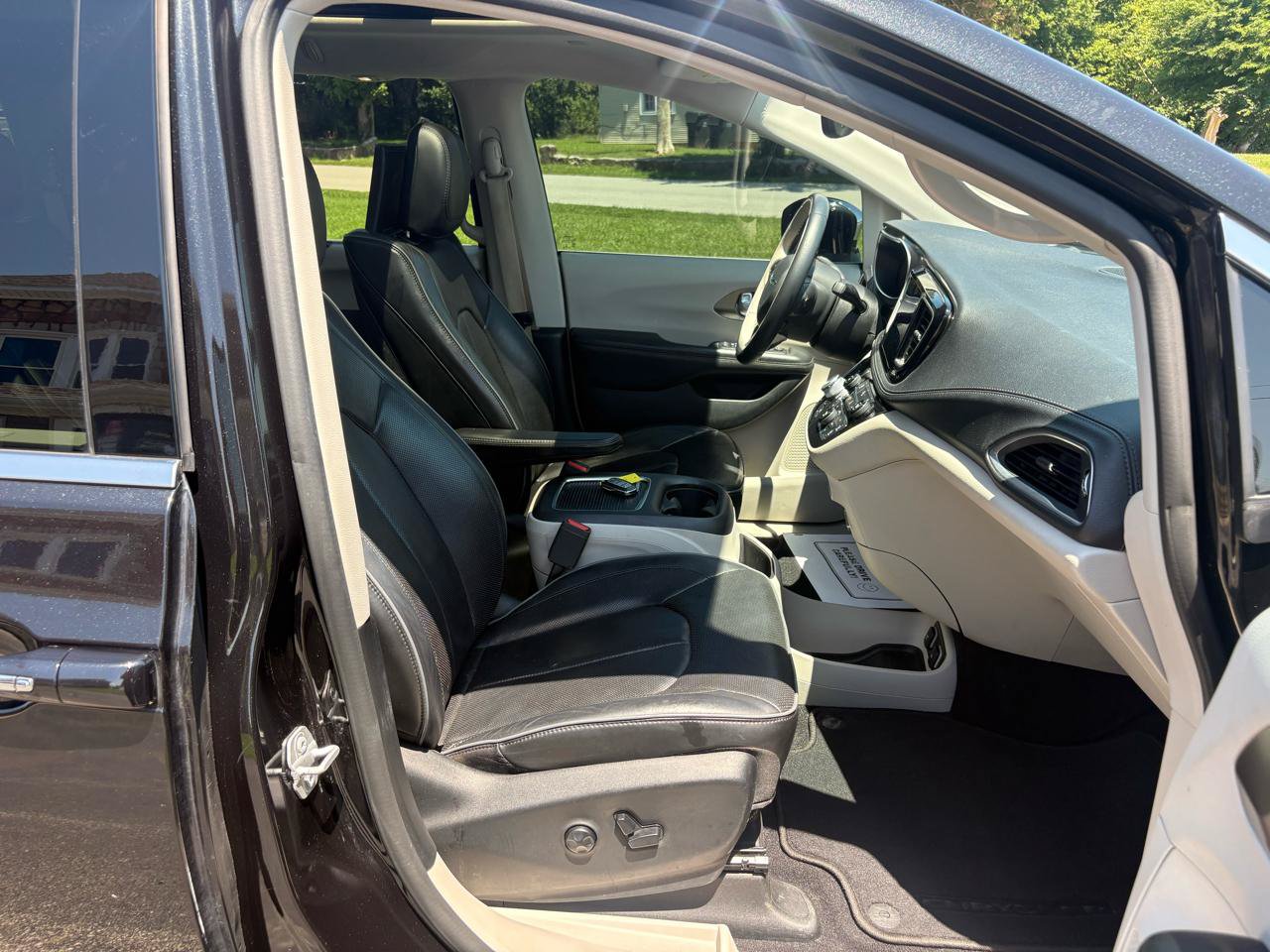 Used 2017 Chrysler Pacifica Limited w/ UConnect Theater Package FWD image 30