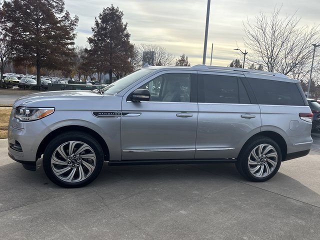 Used 2022 Lincoln Navigator Reserve image 11