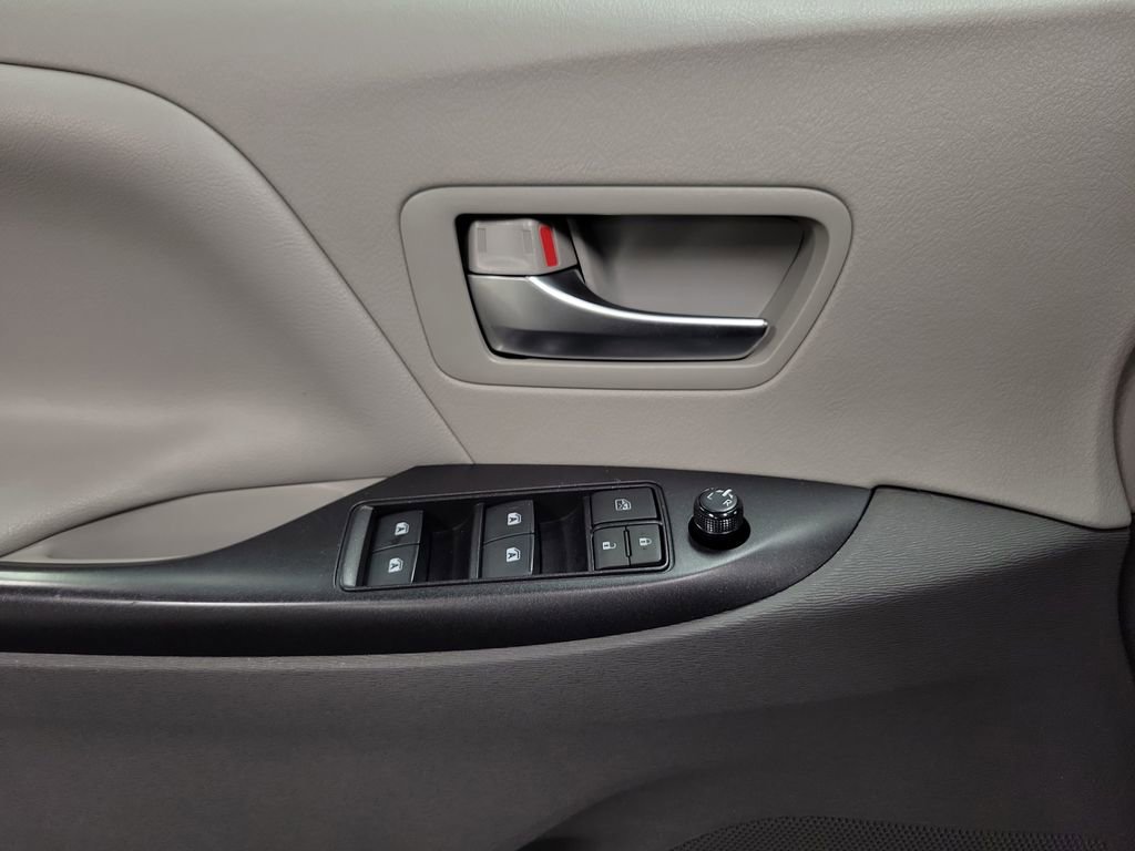 Used 2020 Toyota Sienna LE image 18