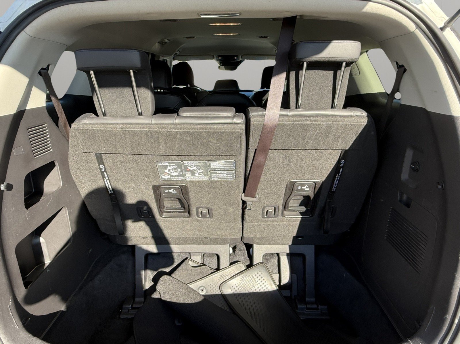Used 2025 Kia Carnival FWD image 31