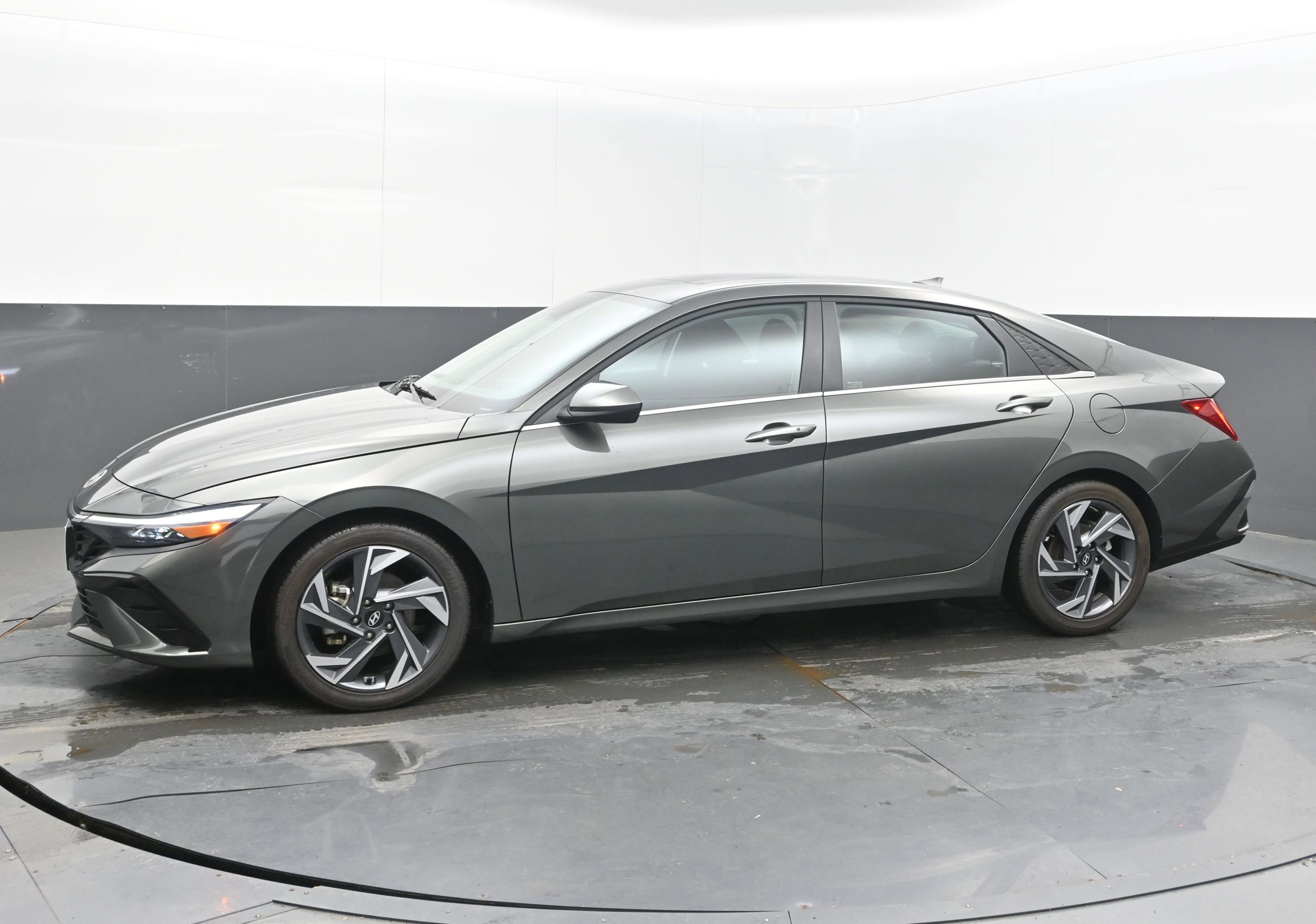 Used 2025 Hyundai Elantra SEL image 5