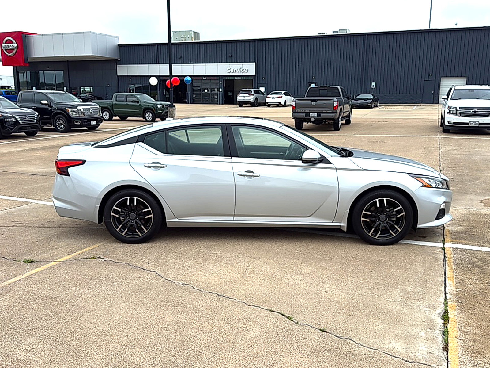 Used 2022 Nissan Altima 2.5 SV w/ SV Premium Package image 4