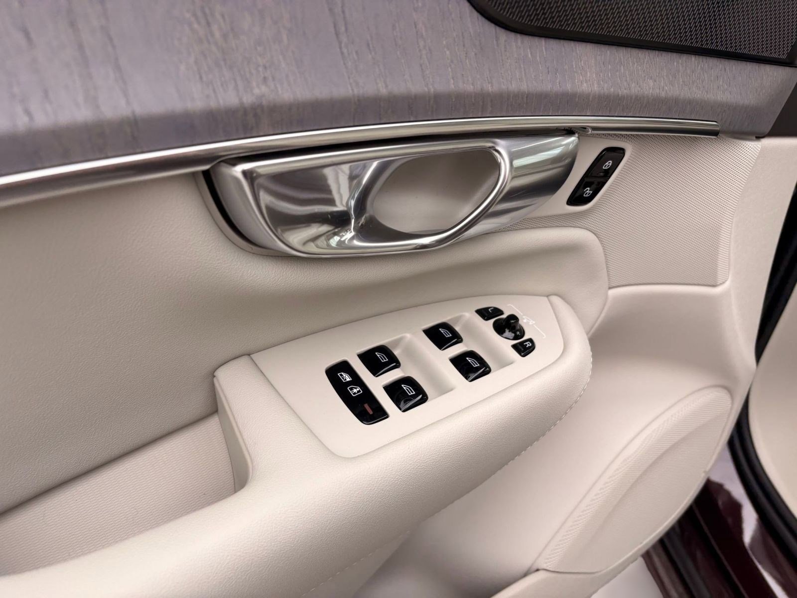 New 2026 Volvo XC90 B6 Ultra w/ Protection Package image 12