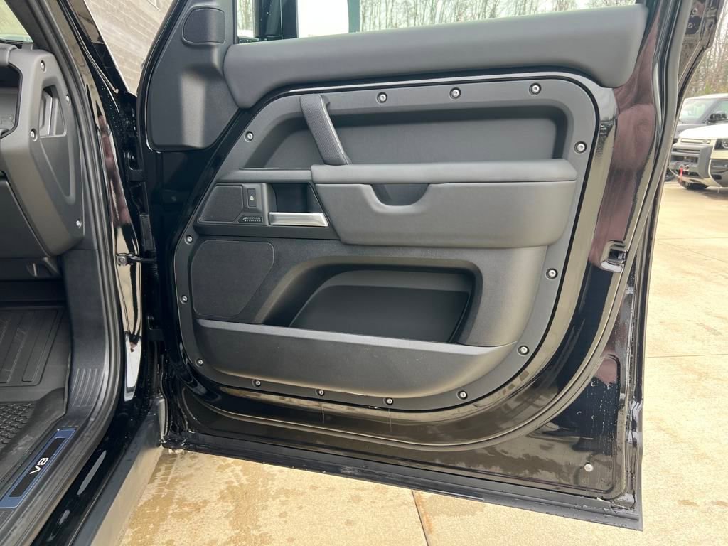 New 2025 Land Rover Defender 110 V8 image 15