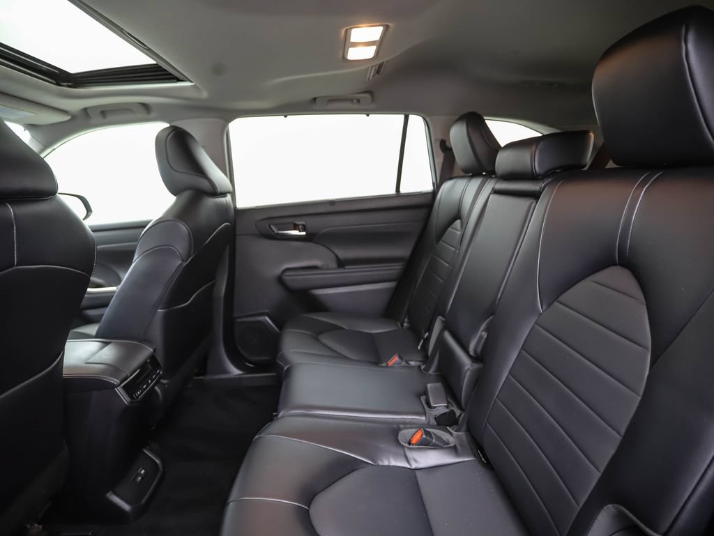 Used 2022 Toyota Highlander XLE AWD/4WD image 20