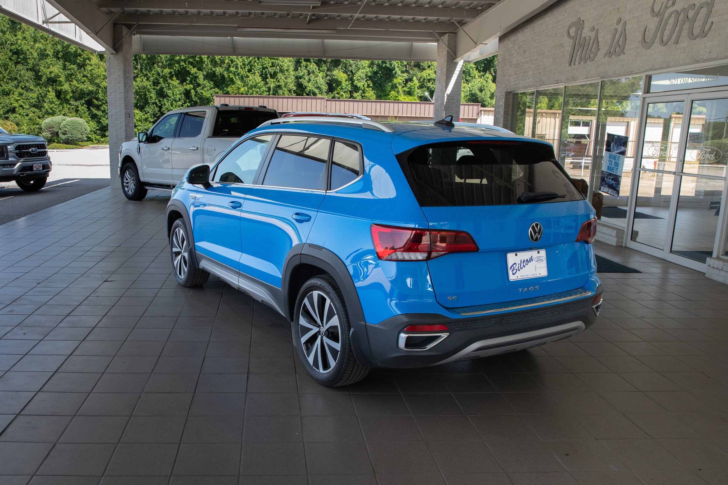 Used 2022 Volkswagen Taos SE FWD image 4