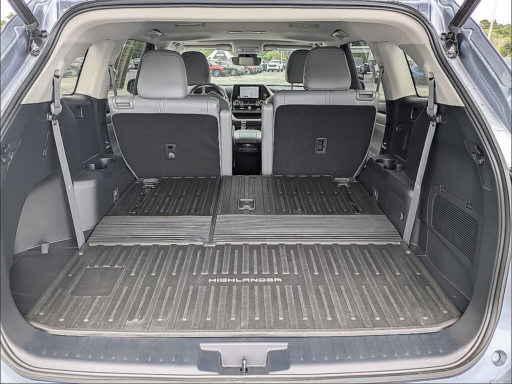 Used 2023 Toyota Highlander XLE FWD image 15