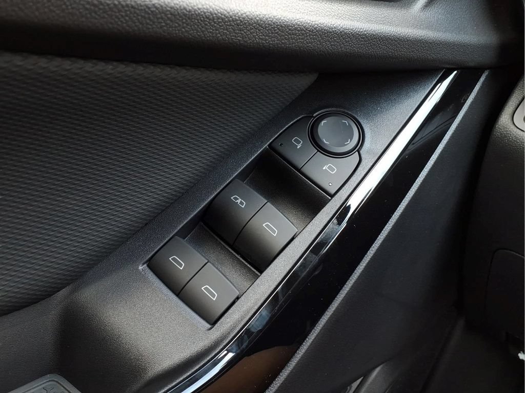 New 2027 Chevrolet Equinox LT w/ Convenience Package II FWD image 16