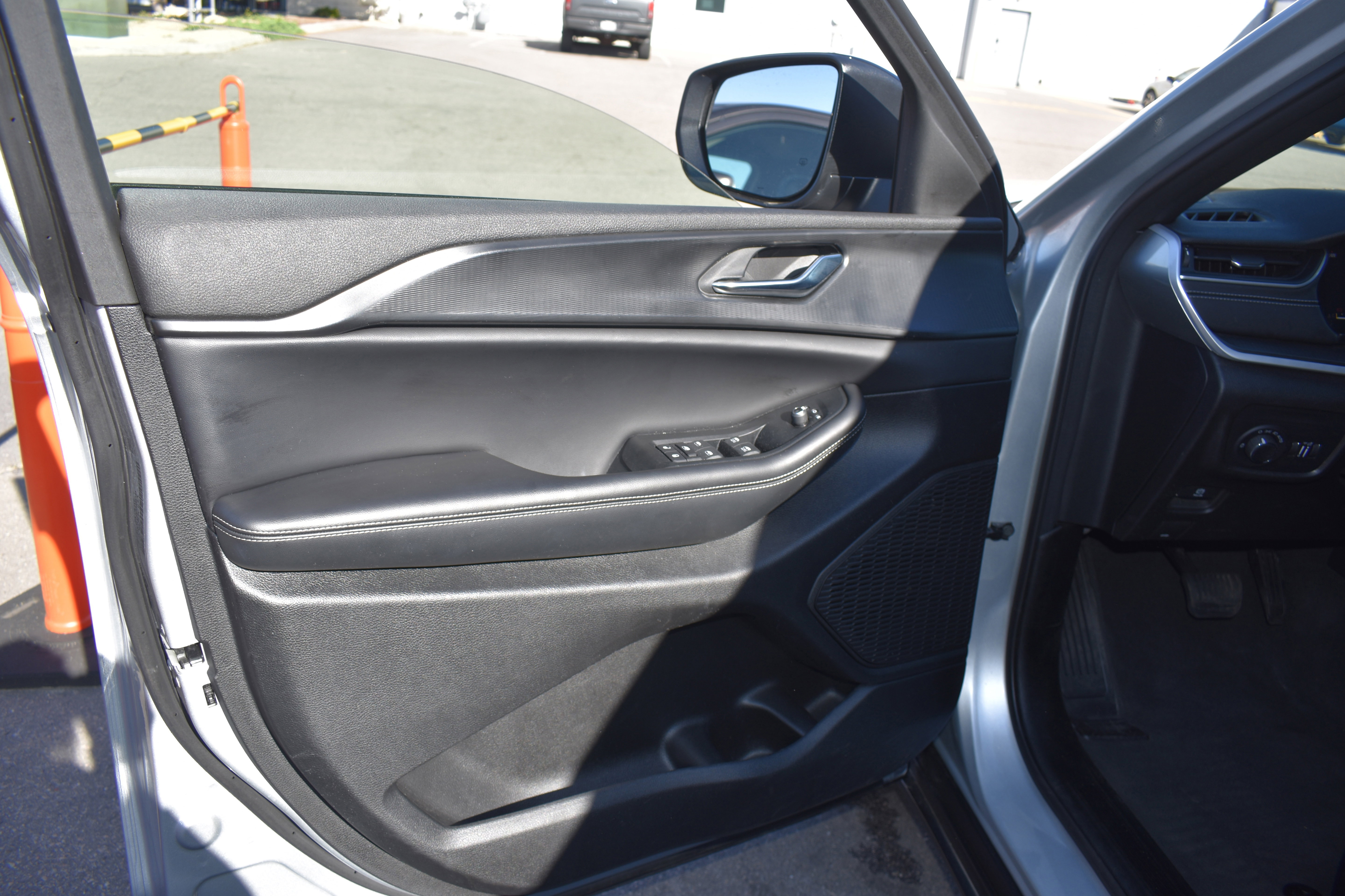 Used 2024 Jeep Grand Cherokee L Laredo w/ Luxury Tech Group I AWD/4WD image 23