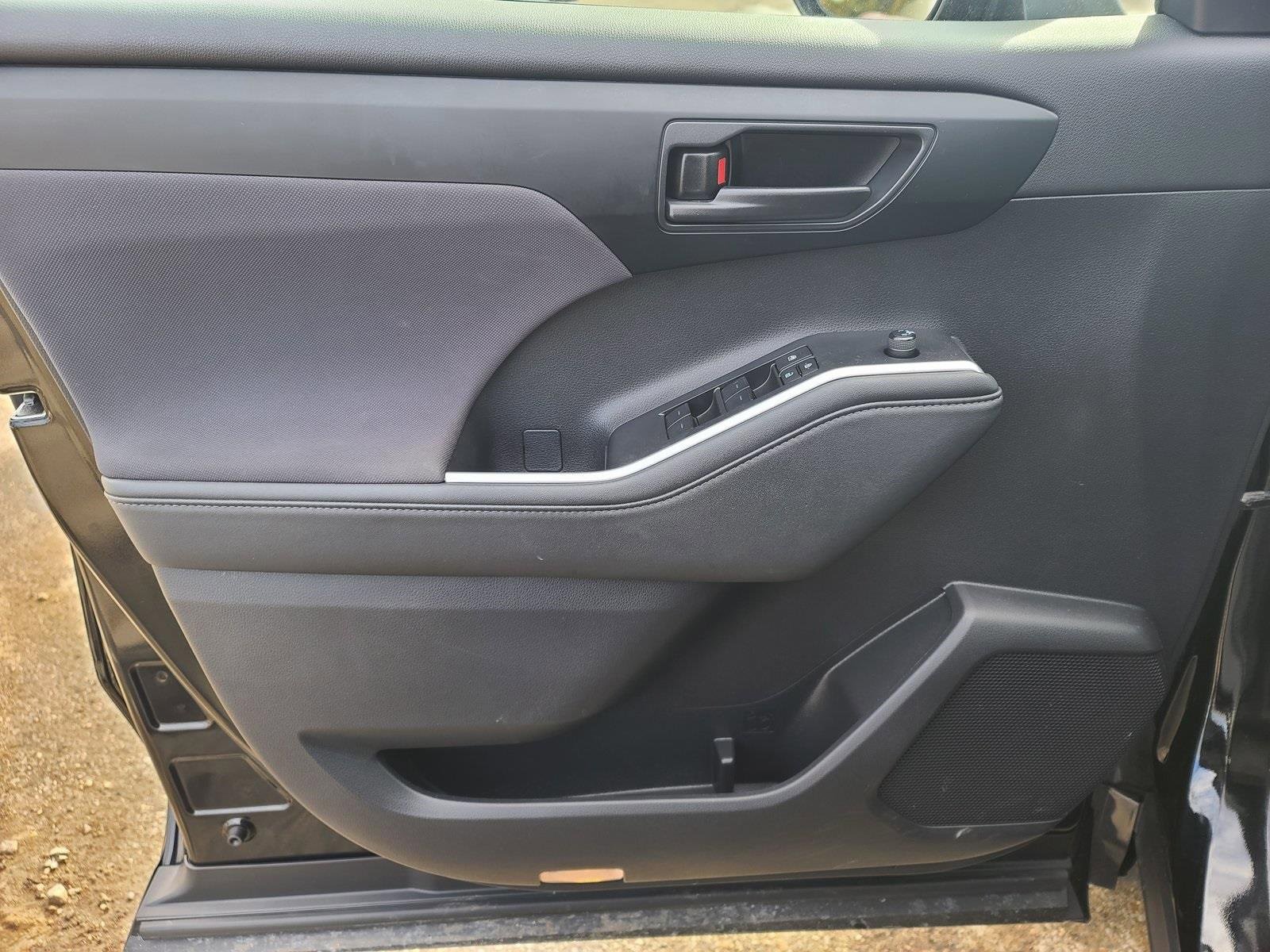 Used 2024 Toyota Highlander LE image 10