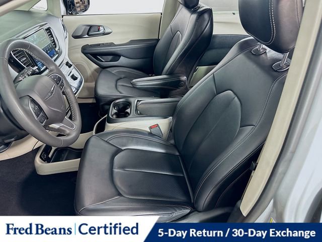 Used 2024 Chrysler Pacifica Touring-L image 19