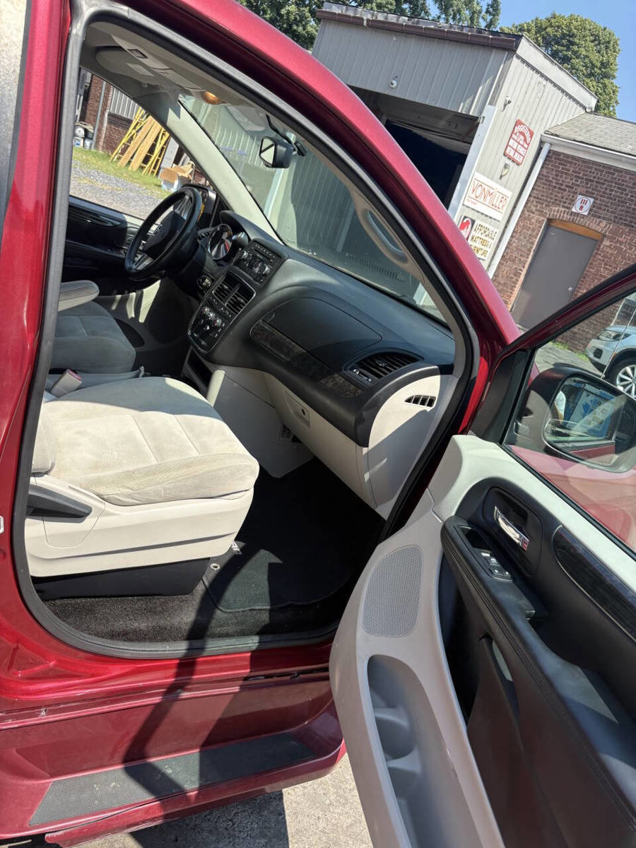 Used 2014 Dodge Grand Caravan SXT w/ UConnect Hands-Free Group image 11
