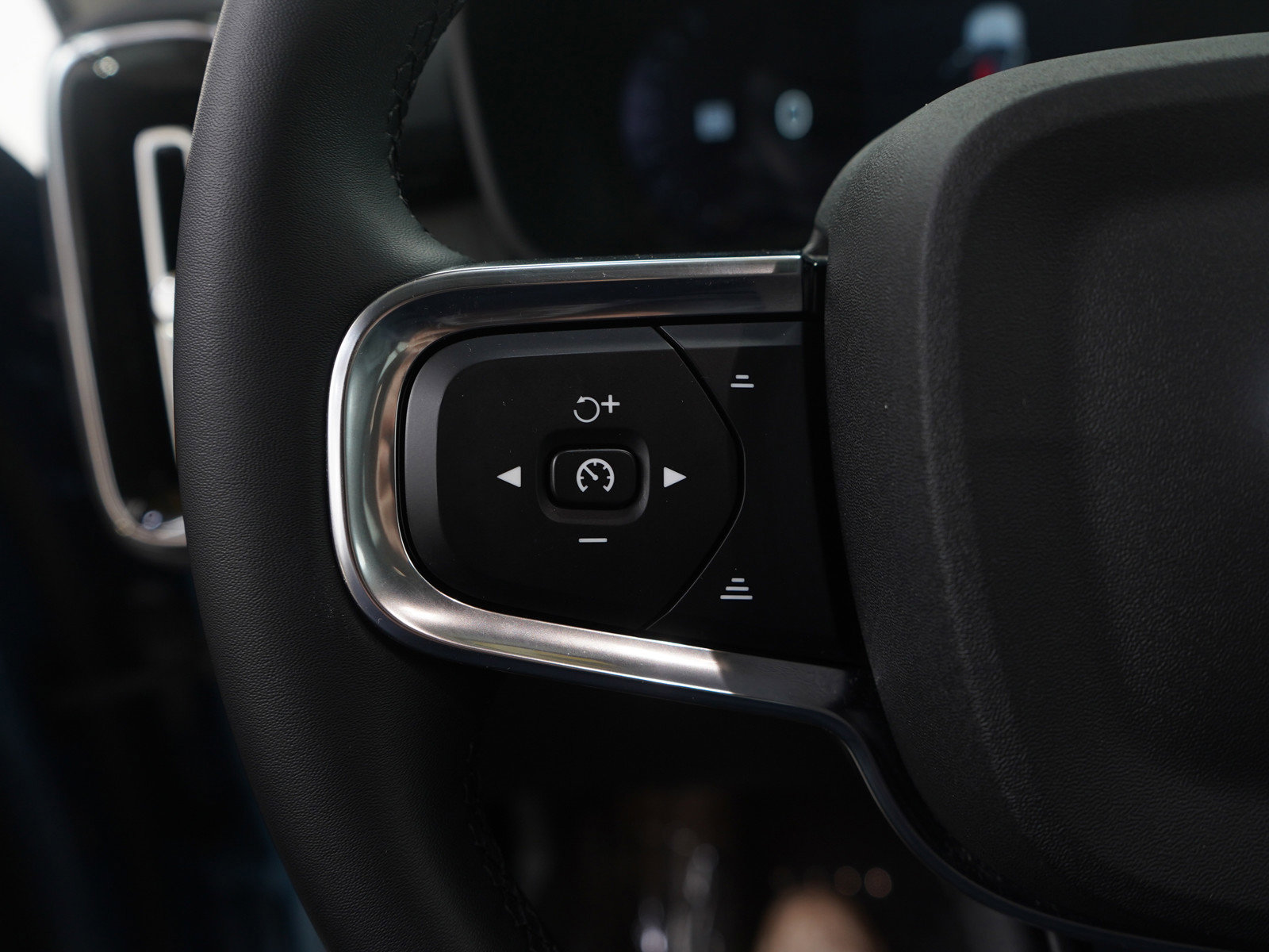 Used 2025 Volvo XC40 B5 Plus image 20