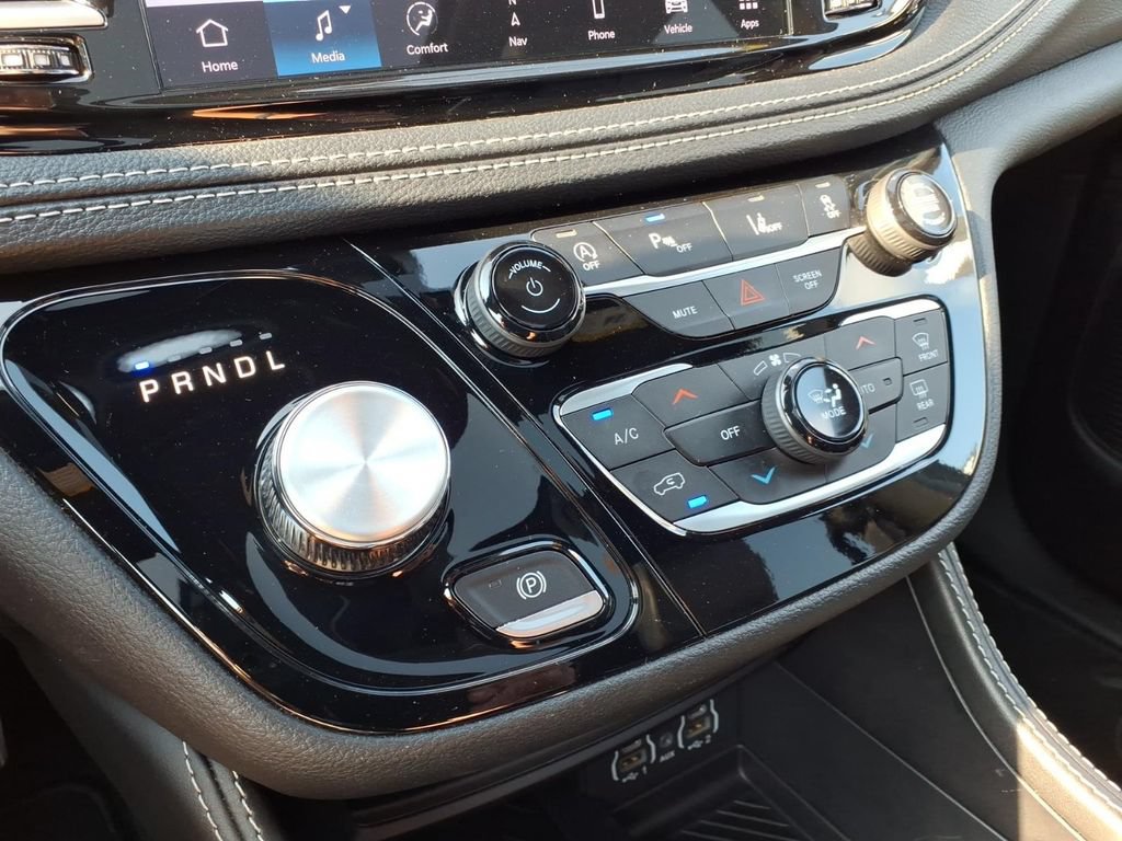 Certified 2025 Chrysler Pacifica Limited FWD image 20