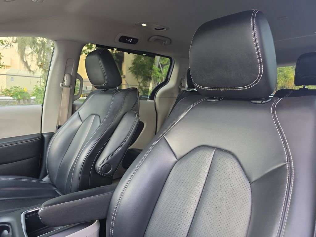 Used 2023 Chrysler Pacifica Touring-L FWD image 22