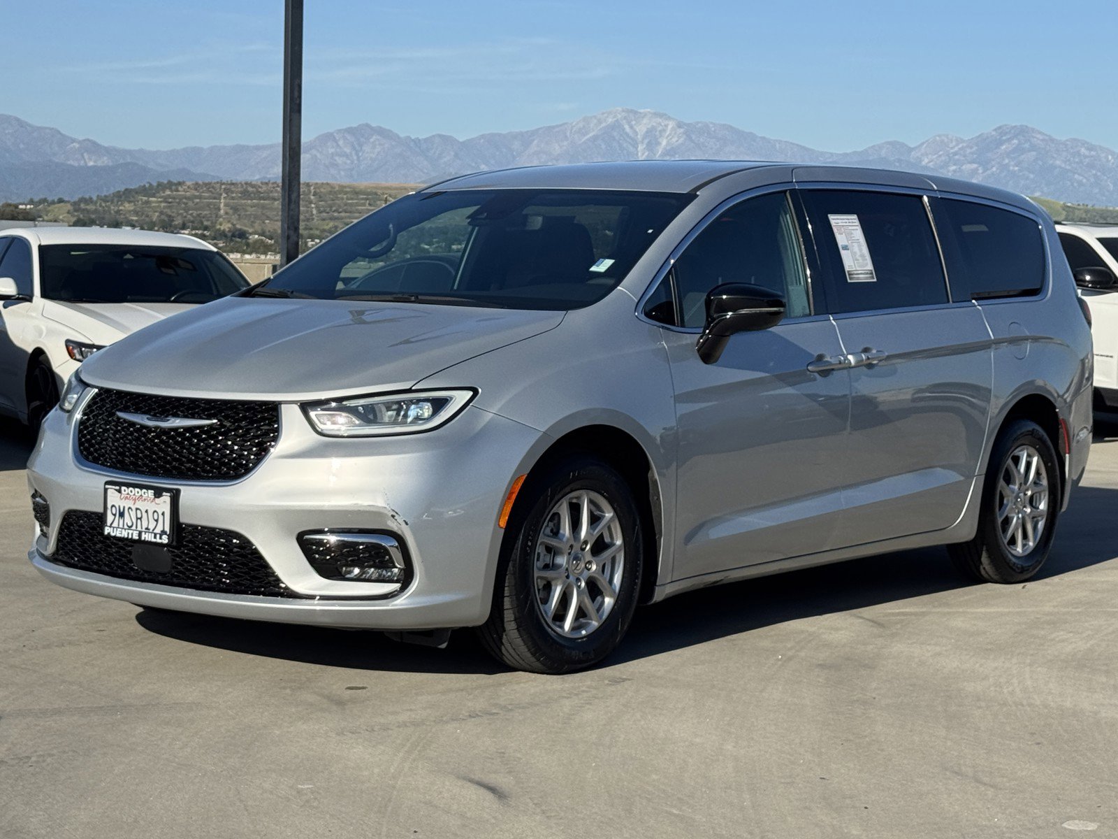 Used 2024 Chrysler Pacifica Touring image 3