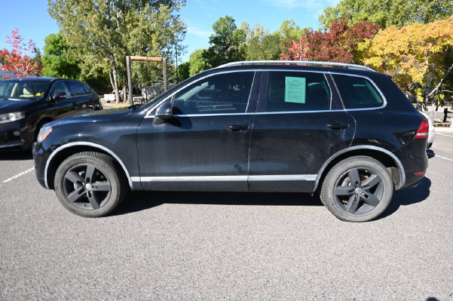 Used 2013 Volkswagen Touareg TDI AWD/4WD image 2