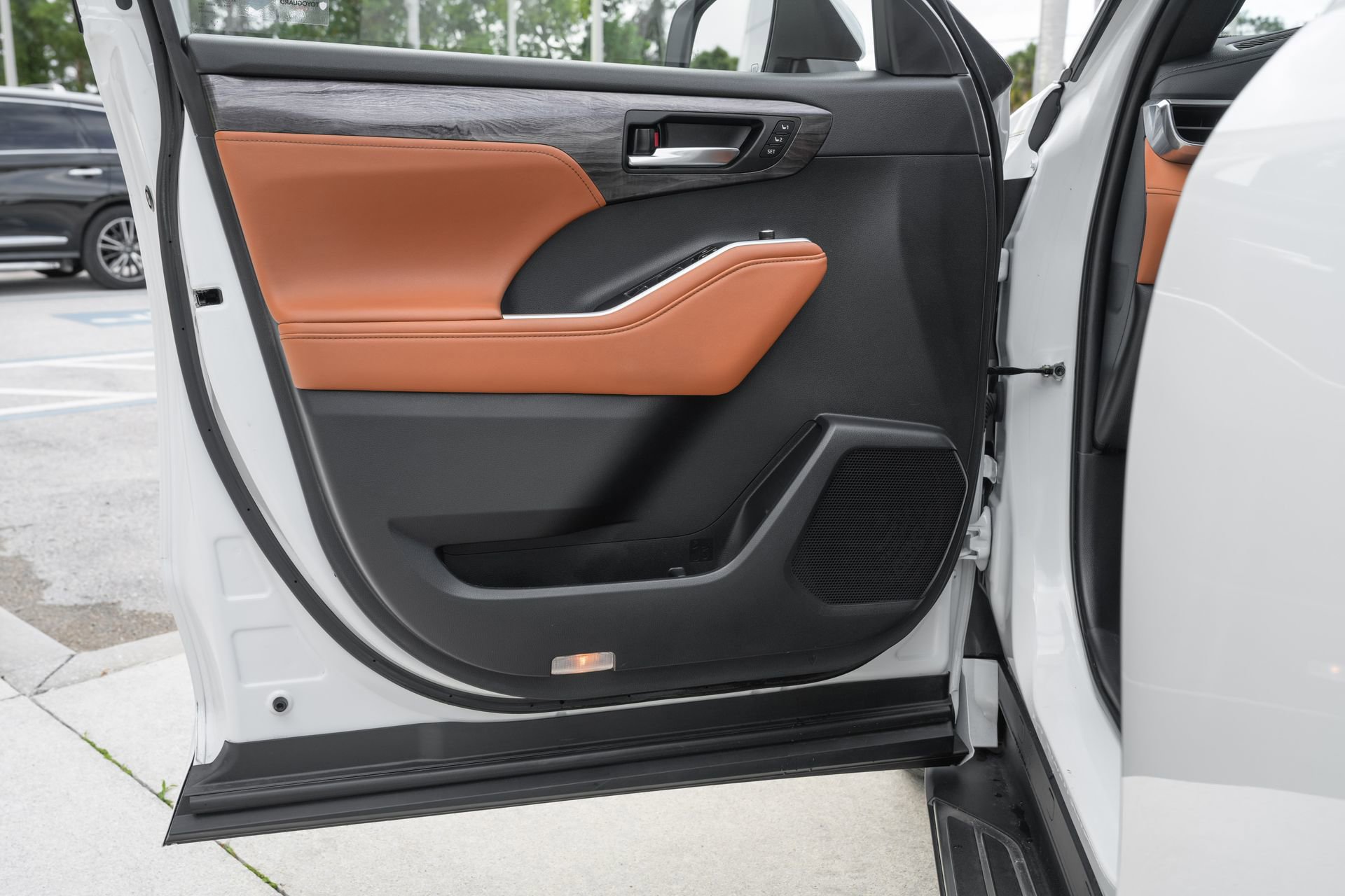 Used 2024 Toyota Highlander Platinum image 31