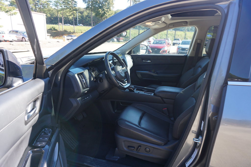 Used 2024 Nissan Pathfinder SL w/ SL Premium Package FWD image 2