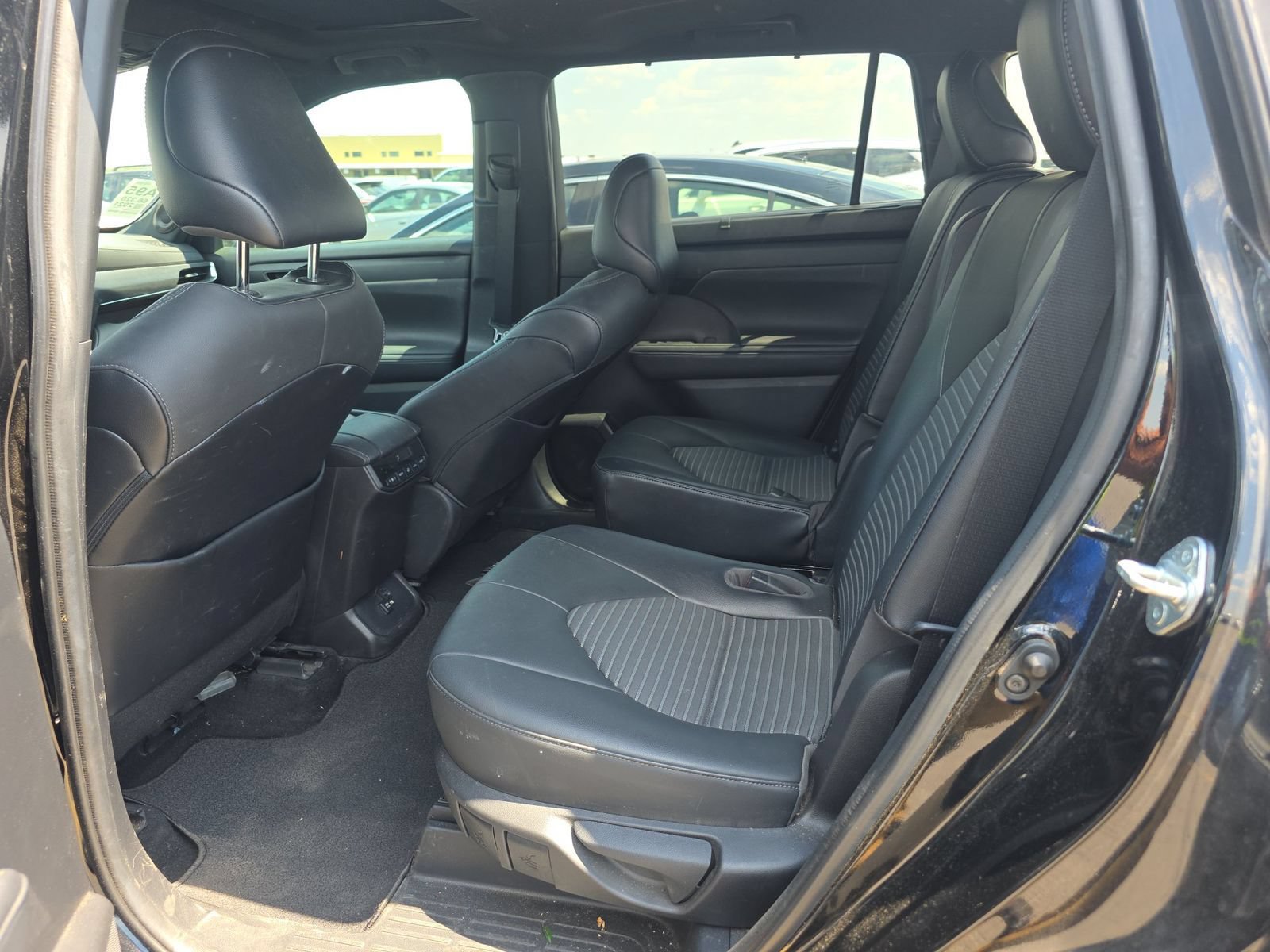 Used 2021 Toyota Highlander XSE FWD image 6
