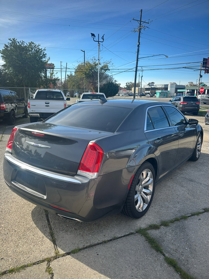 Used 2018 Chrysler 300 Touring L image 3