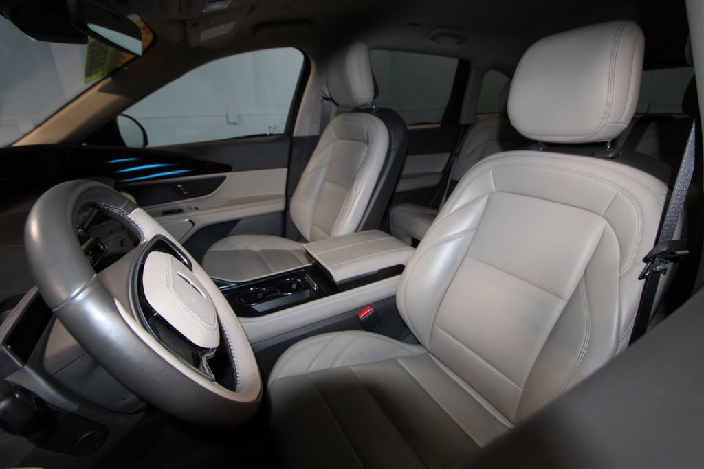 Used 2025 Lincoln Nautilus Premier image 4