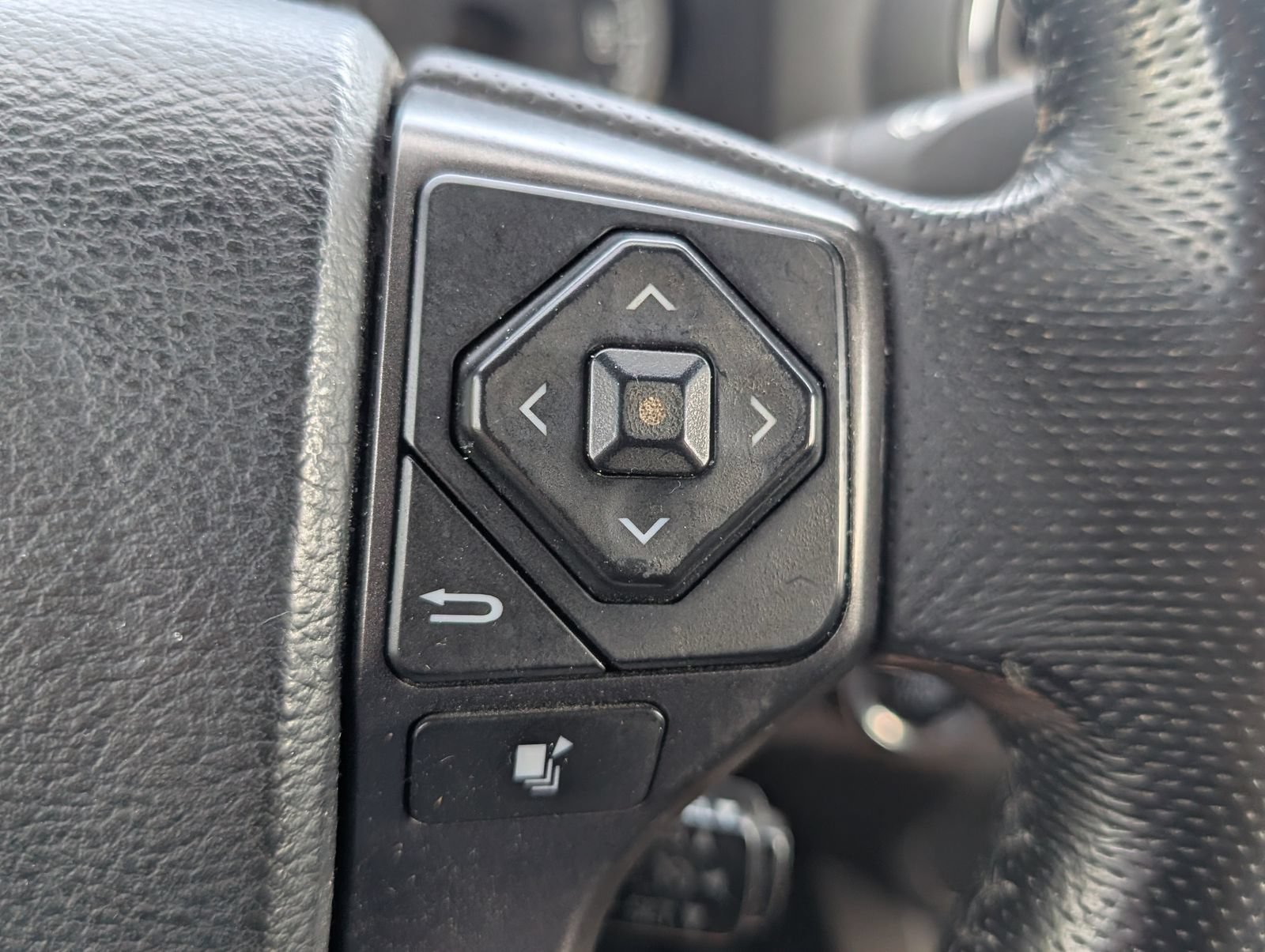 Used 2016 Toyota Tacoma TRD Sport w/ Towing Package AWD/4WD image 14