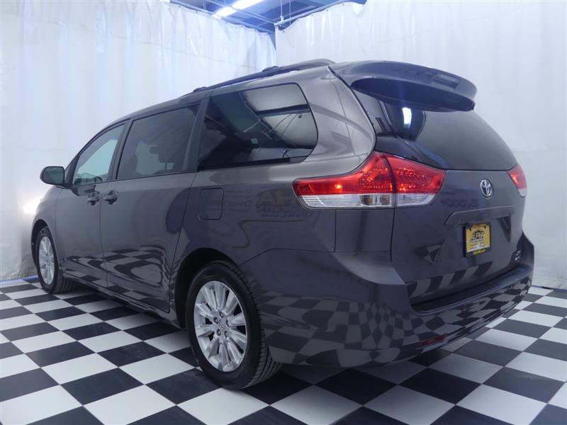 Used 2014 Toyota Sienna XLE image 5