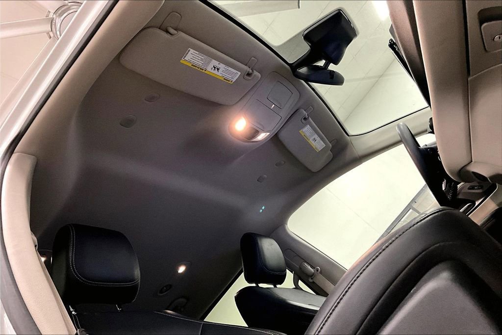 Used 2024 Chrysler Pacifica Select image 28