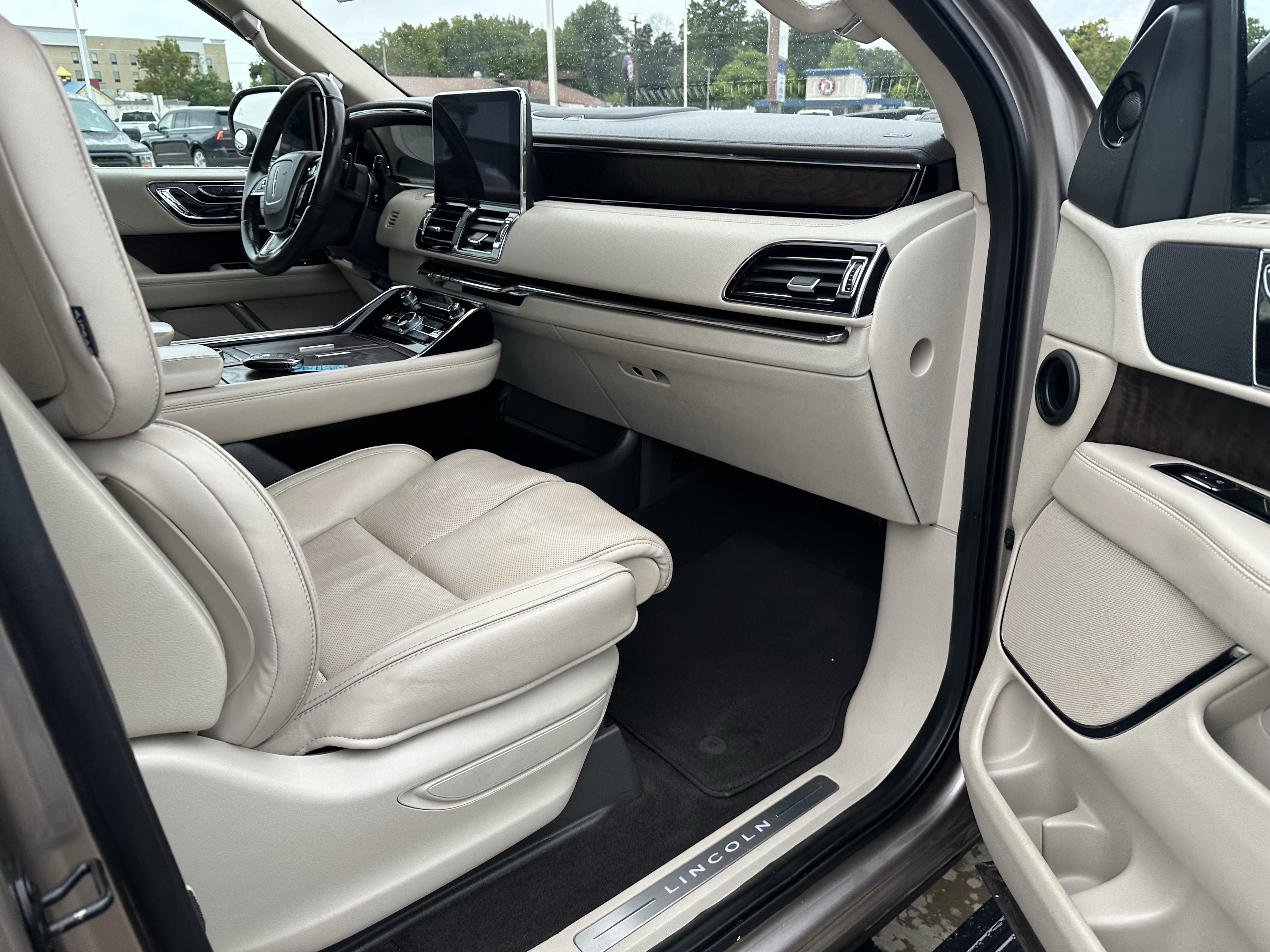 Used 2019 Lincoln Navigator Reserve AWD/4WD image 15