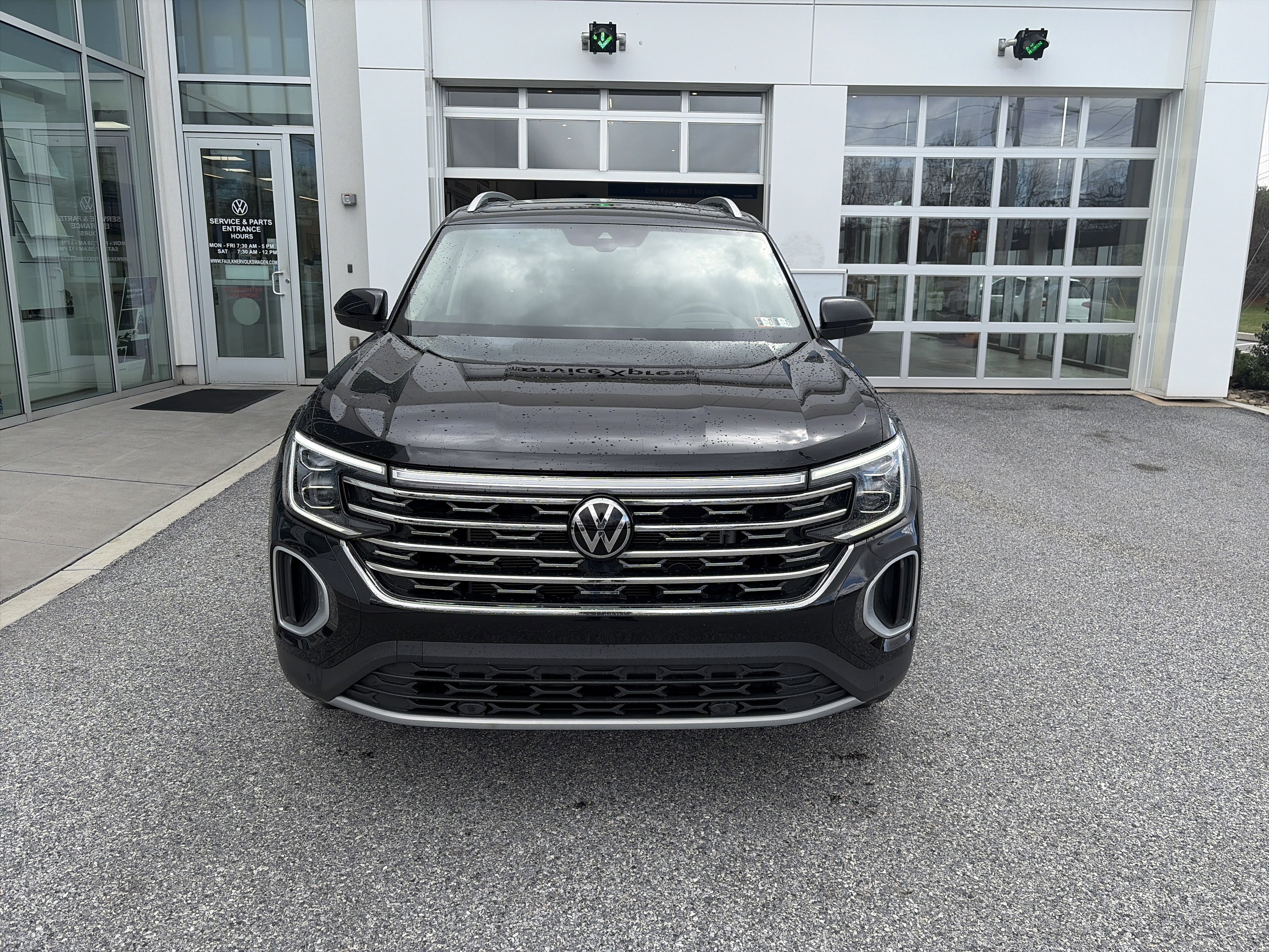 Used 2024 Volkswagen Atlas SEL image 2