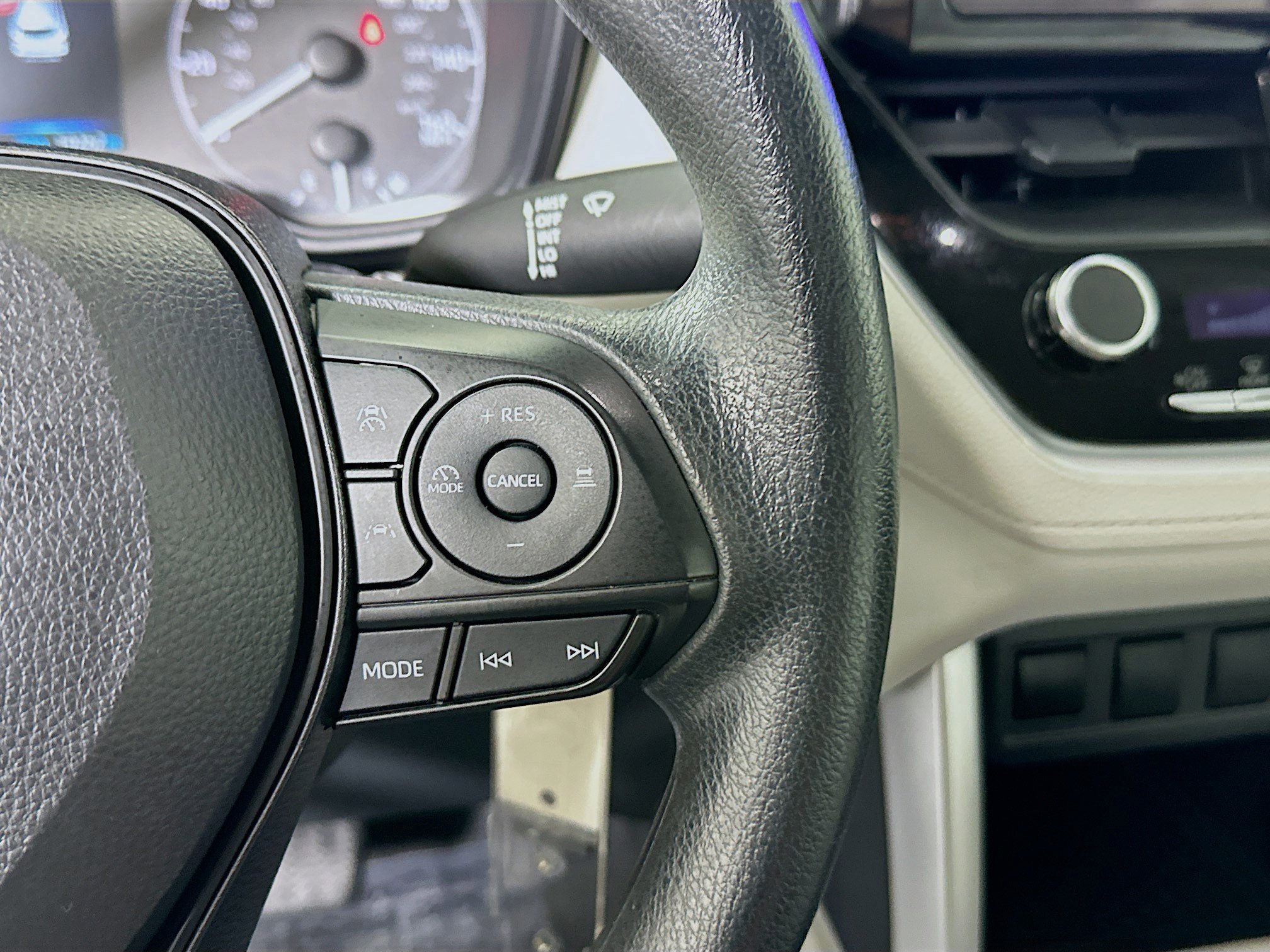 Used 2024 Toyota Corolla Cross L image 17