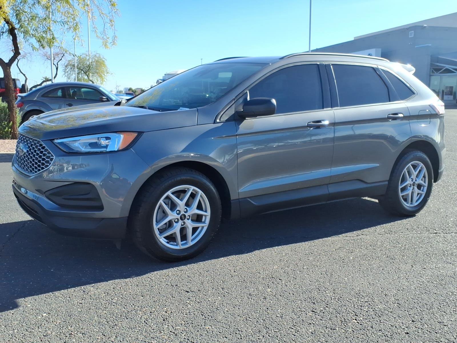 Used 2024 Ford Edge SE image 2