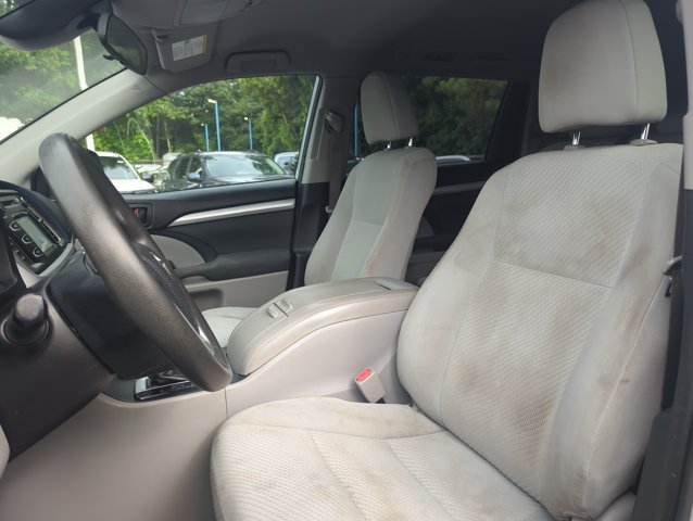 Used 2019 Toyota Highlander LE FWD image 18