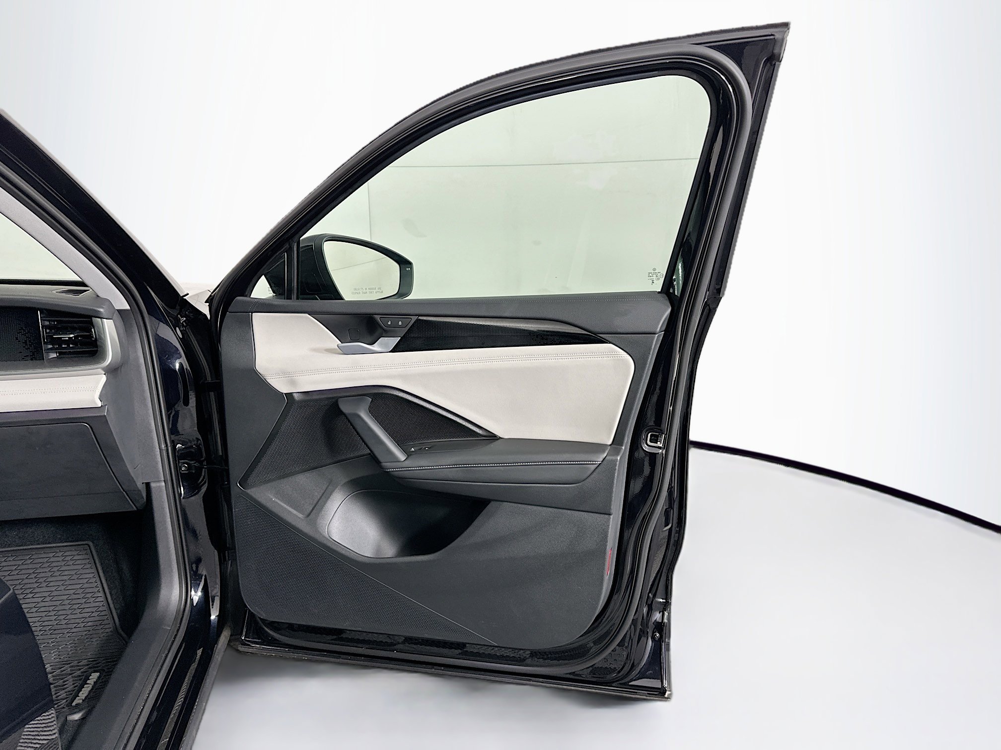 Used 2025 Volkswagen Tiguan SE image 32