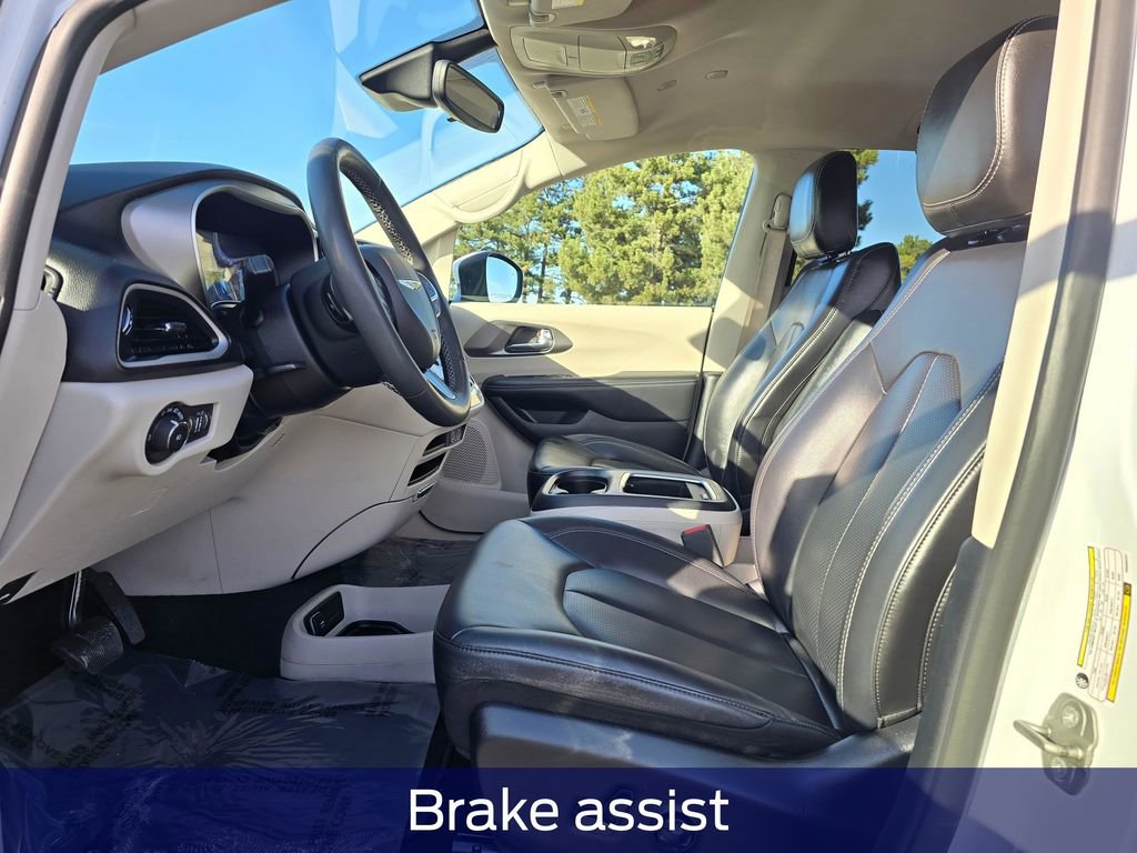 Used 2023 Chrysler Pacifica Touring-L FWD image 13