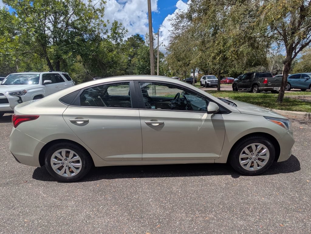 Used 2019 Hyundai Accent SE w/ Cargo Package FWD image 3