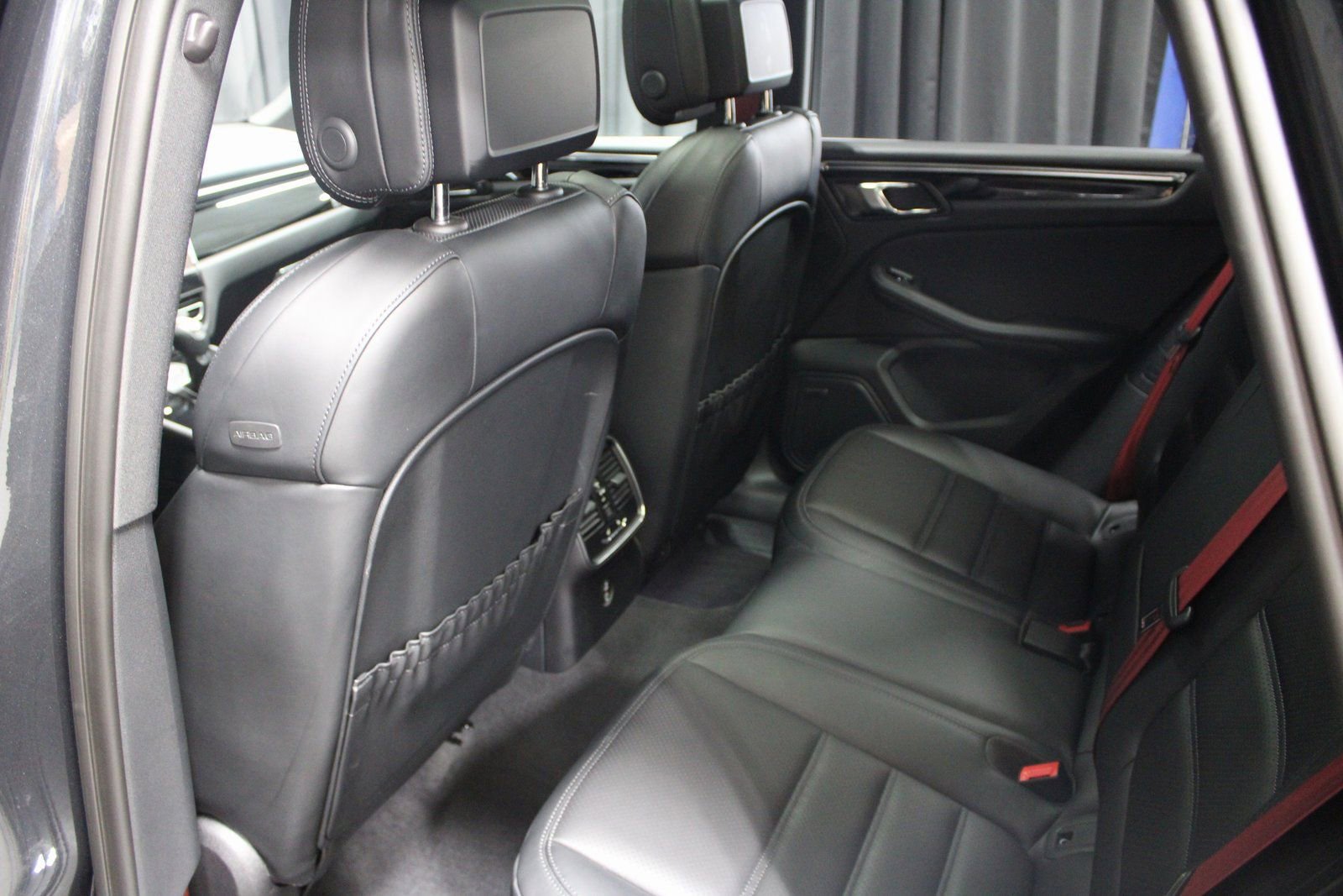 Used 2025 Porsche Macan image 33