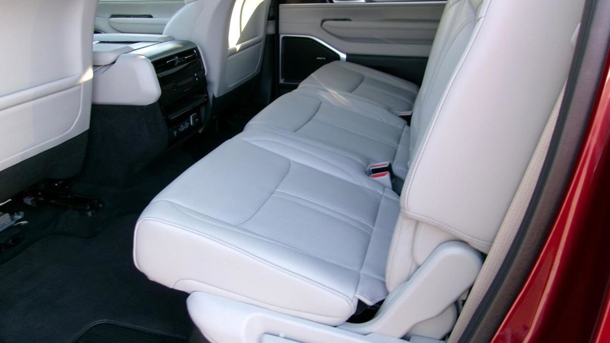 Used 2025 Jeep Wagoneer 4WD image 9
