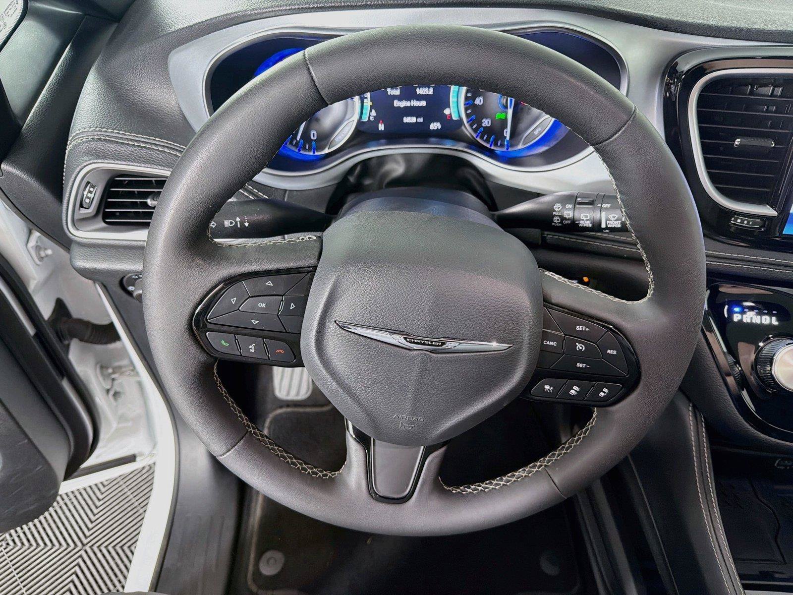 Used 2025 Chrysler Pacifica Limited FWD image 3