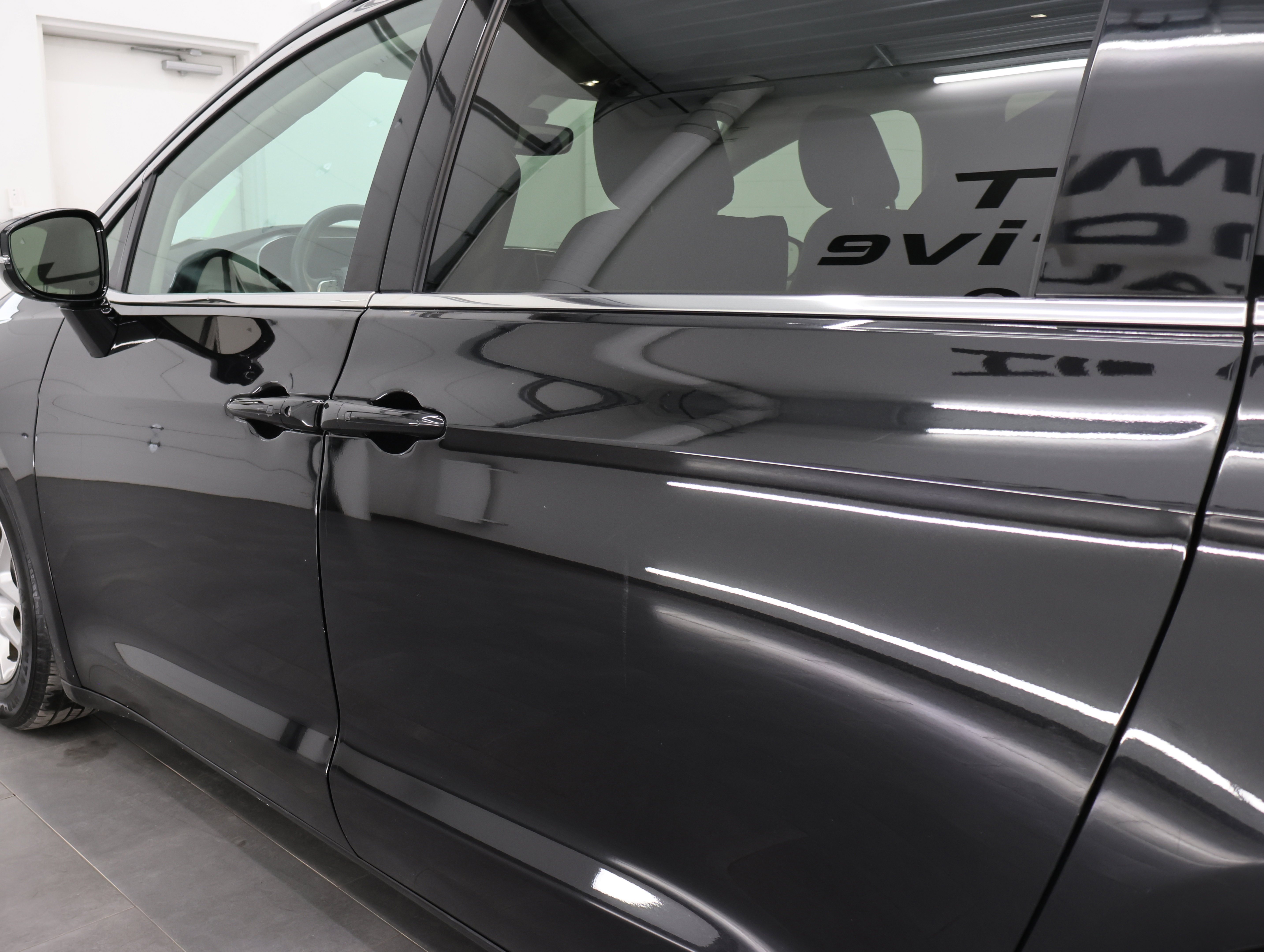 Used 2024 Chrysler Pacifica Touring-L FWD image 34