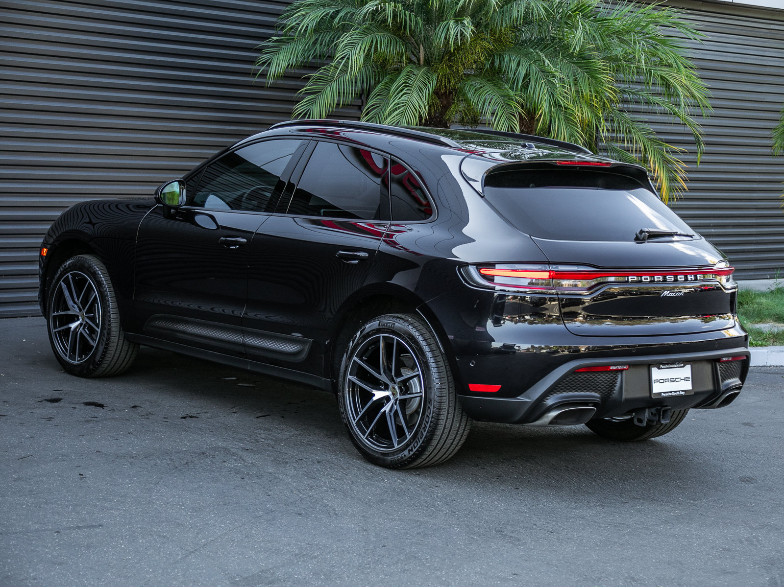 Certified 2023 Porsche Macan AWD/4WD image 3