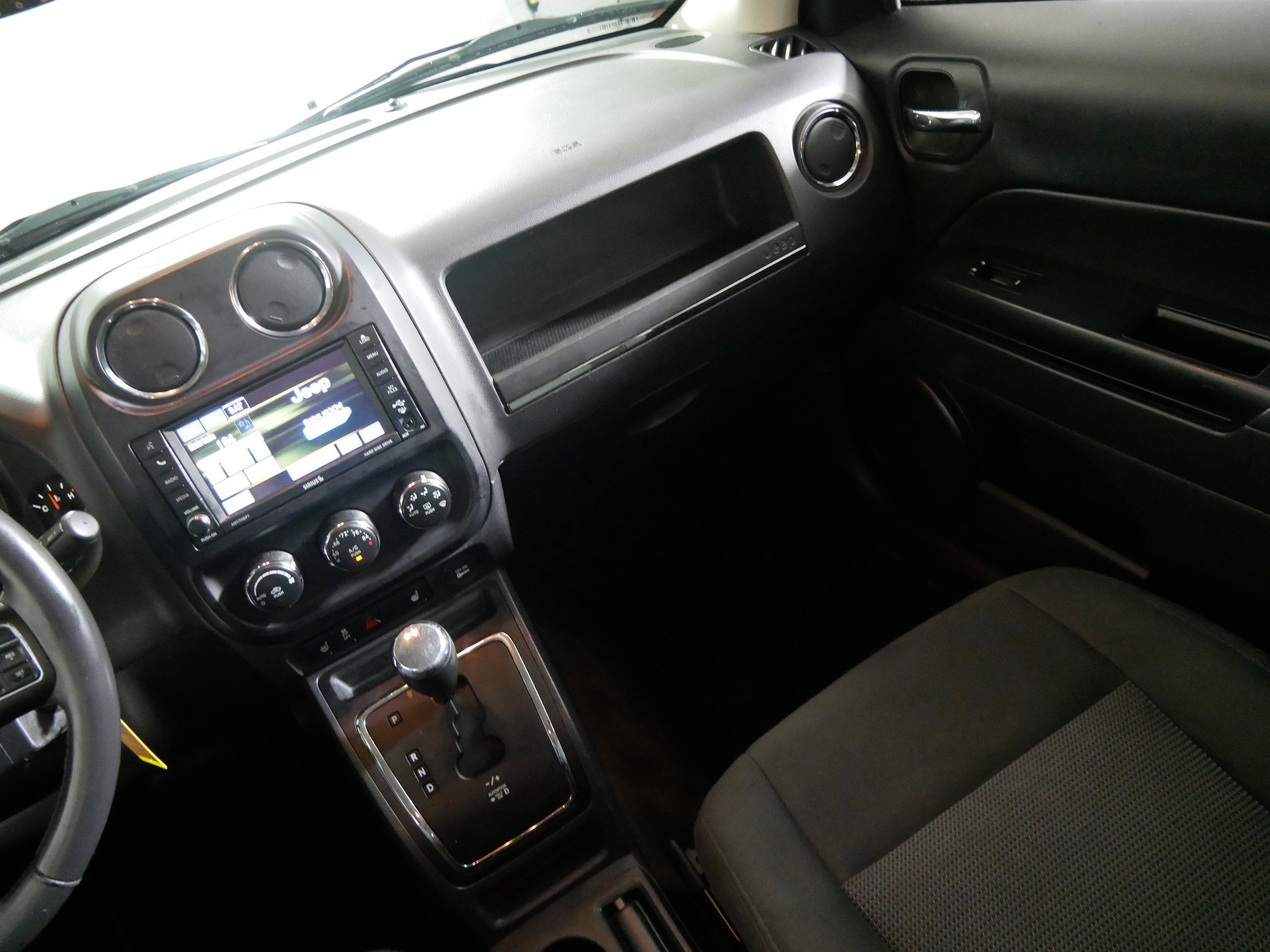 Used 2016 Jeep Patriot Latitude AWD/4WD image 11